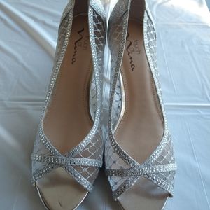 A Touch of Nina Sz. 9 1/2 Silver Heels